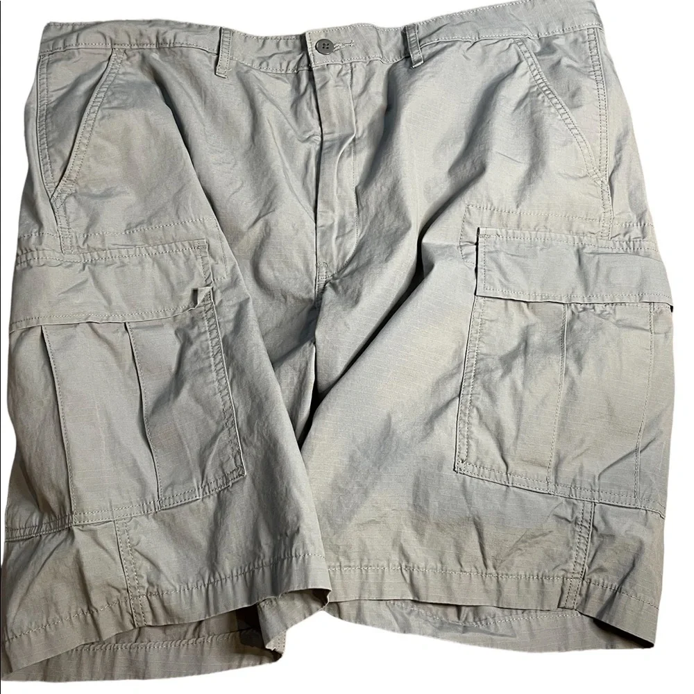 Men’s Levi Strauss & Co gray cargo jorts‎ size 42